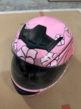 Casco de moto rosa con flores
