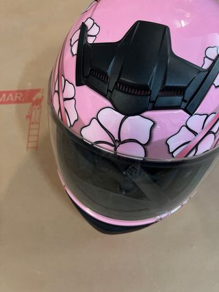 Casco de moto rosa con flores