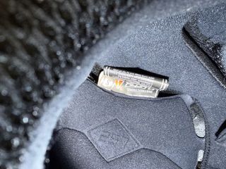 Casco de moto rosa con flores