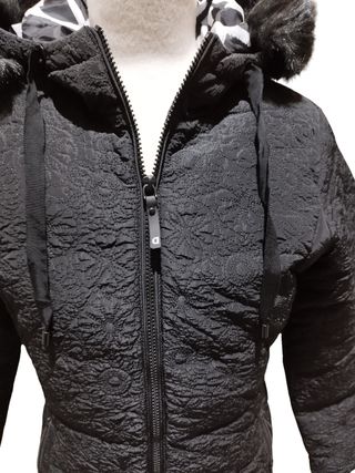 Cazadora Desigual acolchada negra con capucha