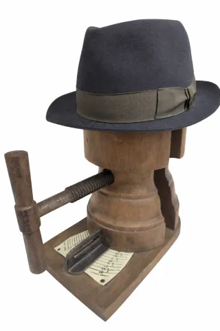 Antigo alargador de chapéus em madeira