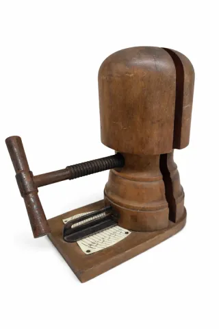 Antigo alargador de chapéus em madeira