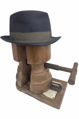 Antigo alargador de chapéus em madeira