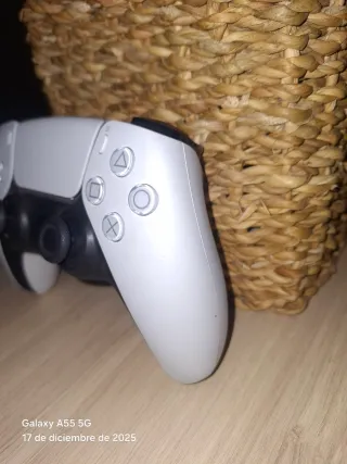 Mando PS5 y Juego Gran Turismo 7