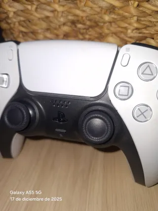 Mando PS5 y Juego Gran Turismo 7