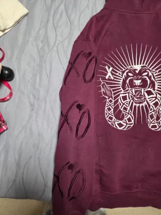 Sudadera H&M Morada con Diseño