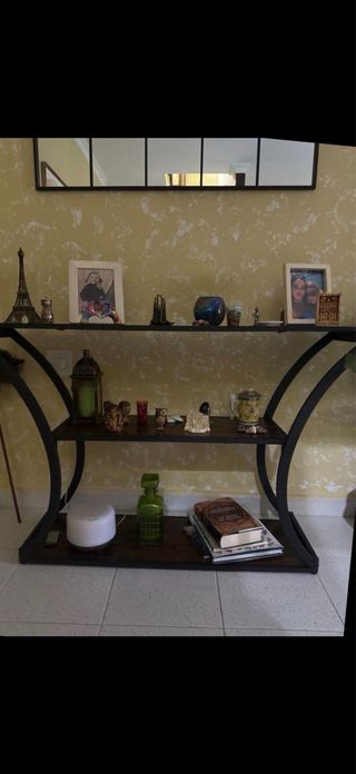 Estantería metálica y madera