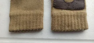 Guantes de lana beige y cuero sintético marrón.