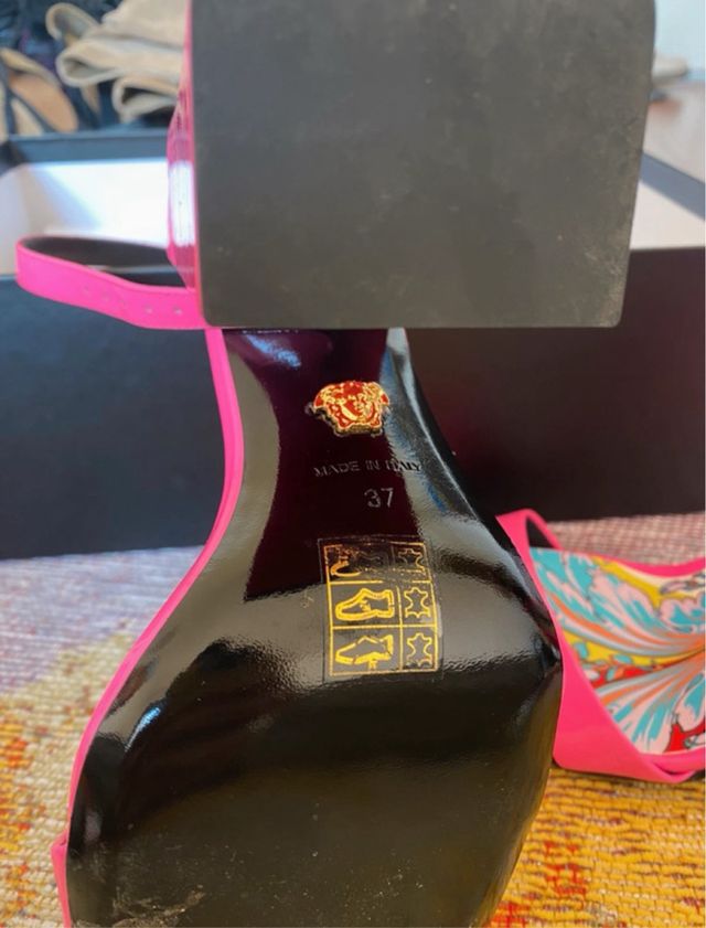 Sandalias Versace Tacón Rosa Multicor