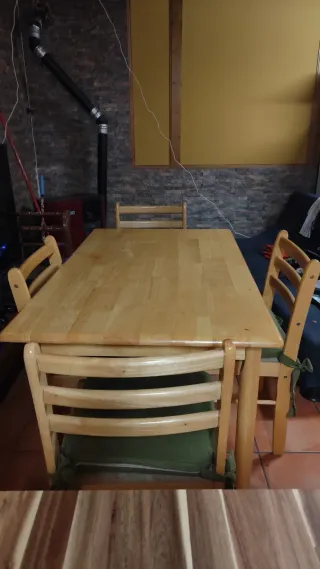 Mesa de comedor con 4 sillas de madera