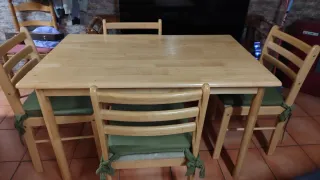 Mesa de comedor con 4 sillas de madera