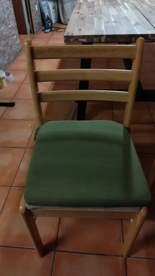 Mesa de comedor con 4 sillas de madera