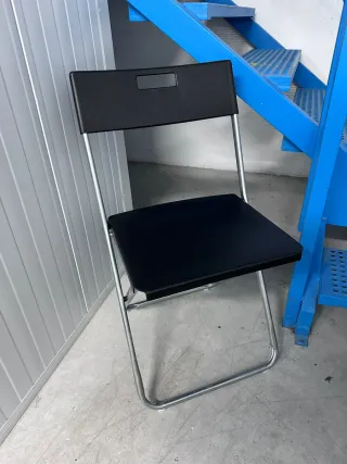 Silla plegable negra y plateada