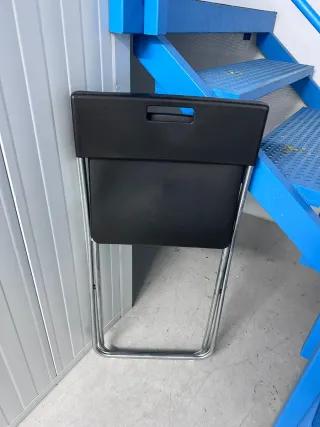 Silla plegable negra y plateada