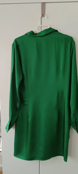 Vestido satén Stradivarius verde talla L