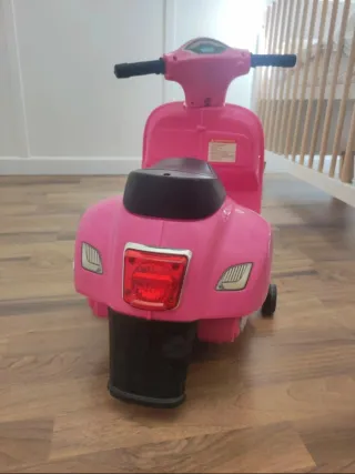 Mini moto eléctrica Vespa para niña