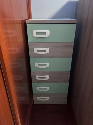 Comò in legno con cassetti