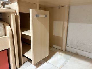 Escritorio con estantería de madera y metal