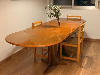 Mesa de comedor ovalada de madera maciza