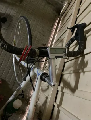 Bicicleta de carretera blanca