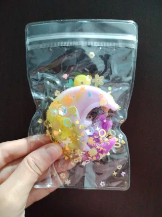 Juguete de luna con un conejito