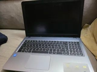 Portátil Asus R540M con Windows