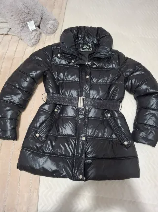 Abrigo negro acolchado con cinturón