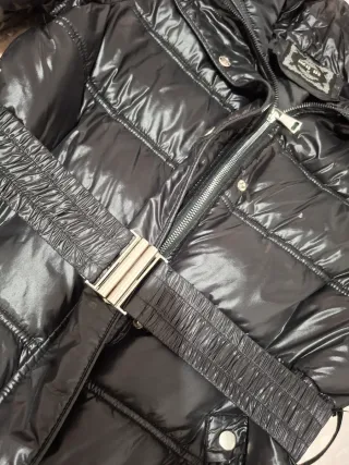 Abrigo negro acolchado con cinturón