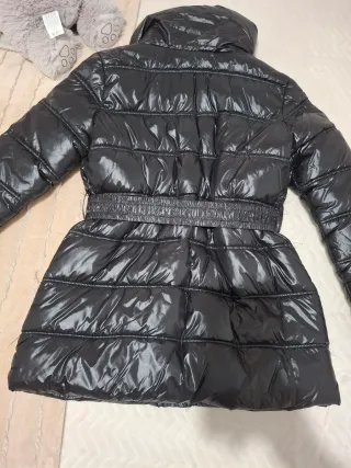 Abrigo negro acolchado con cinturón