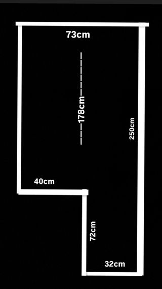 Estantería naranja y plateada