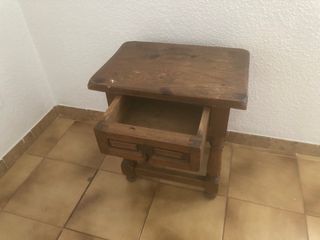Cabecero rústico de madera y mesita