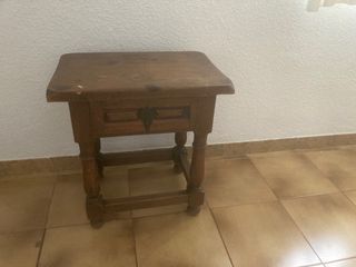 Cabecero rústico de madera y mesita