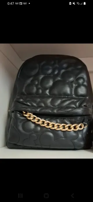Mochila negra con cadena dorada