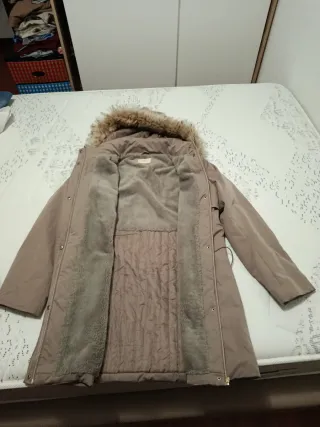 Parka beige con capucha de pelo