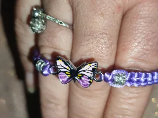 Pulsera con mariposa morada y cuentas