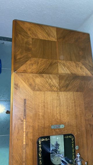 Máquina de coser Alfa antigua de madera