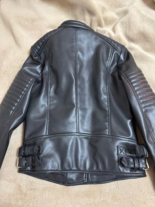 Cazadora negra efecto piel Zara