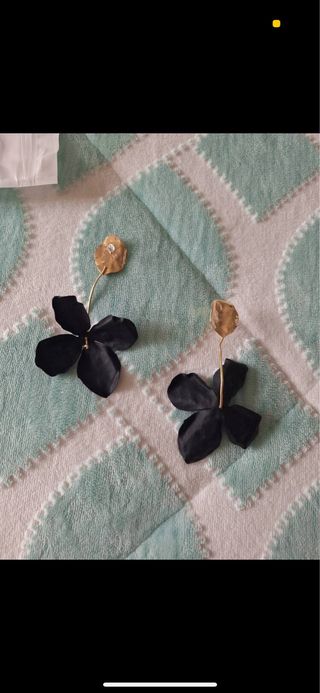 Pendientes largos flor negra y dorada