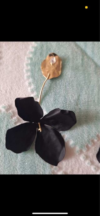 Pendientes largos flor negra y dorada