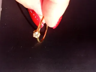 Anillo de oro con diamante engarzado.