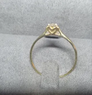 Anillo de oro con diamante engarzado.