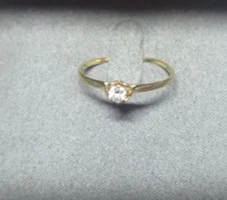 Anillo de oro con diamante engarzado.