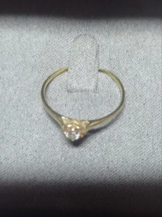 Anillo de oro con diamante engarzado.