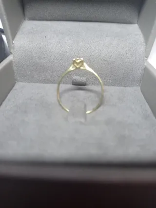Anillo de oro con diamante engarzado.