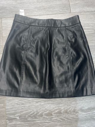Falda de cuero sintético negra