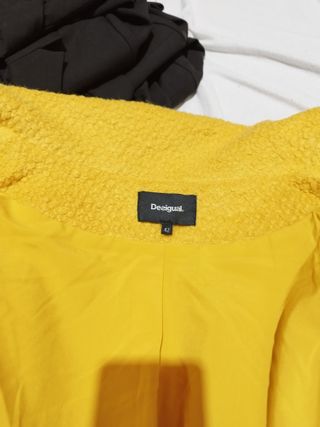 Abrigo Desigual Amarillo