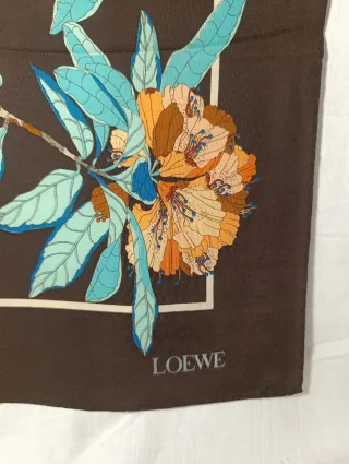 ELEGANTE PAÑUELO DE SEDA LOEWE