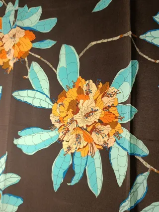 ELEGANTE PAÑUELO DE SEDA LOEWE