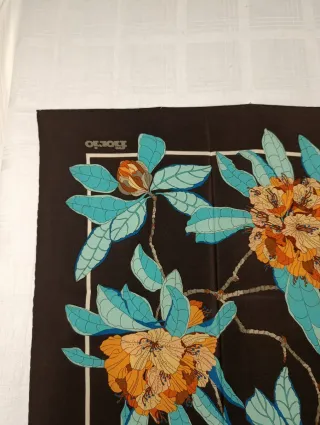 ELEGANTE PAÑUELO DE SEDA LOEWE