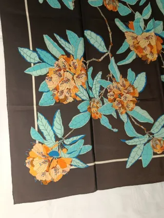 ELEGANTE PAÑUELO DE SEDA LOEWE